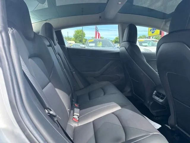 Tesla Model 3 photo 18