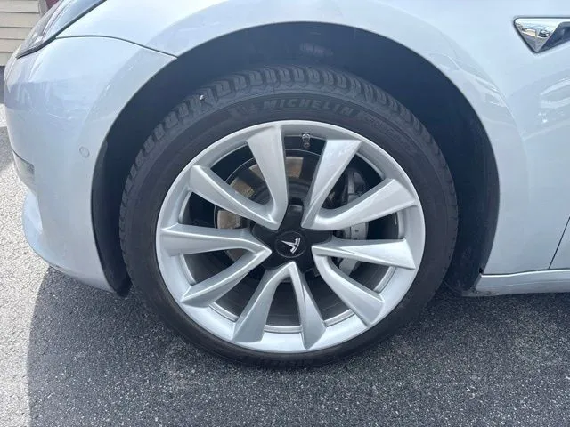 Tesla Model 3 photo 9