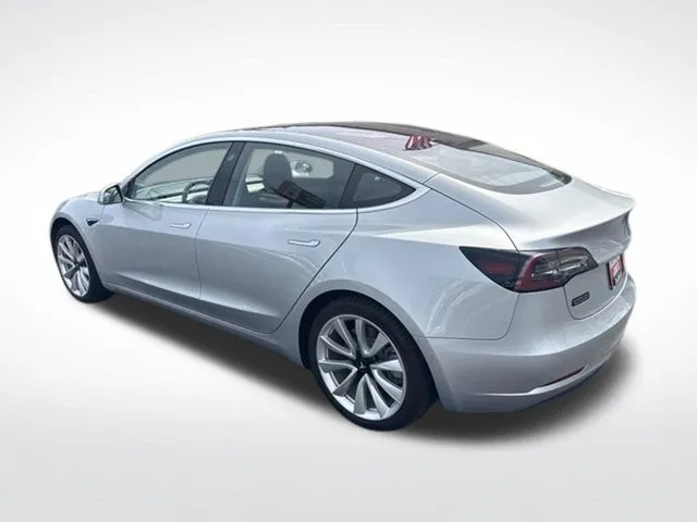 Tesla Model 3 photo 5