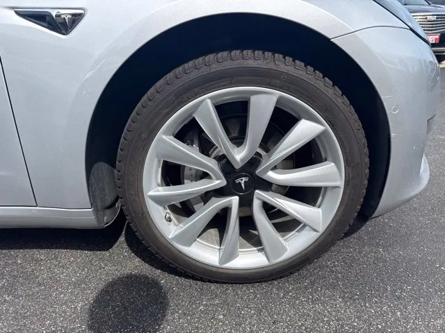 Tesla Model 3 photo 22