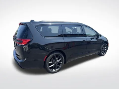 Another view of 2021 Chrysler Pacifica Touring for sale in Milwaukee, WI at Diamond Jim's Motor Cars