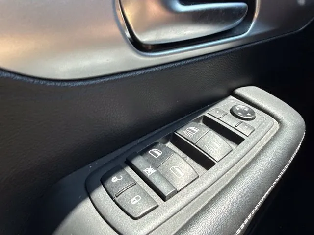 Chrysler Pacifica photo 28