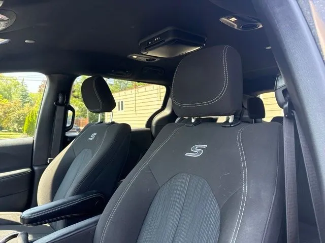 Chrysler Pacifica photo 11