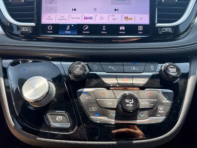 Chrysler Pacifica photo 32
