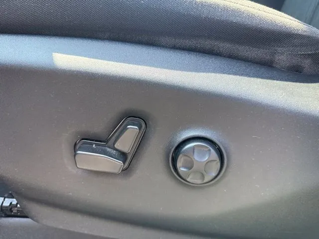 Chrysler Pacifica photo 12