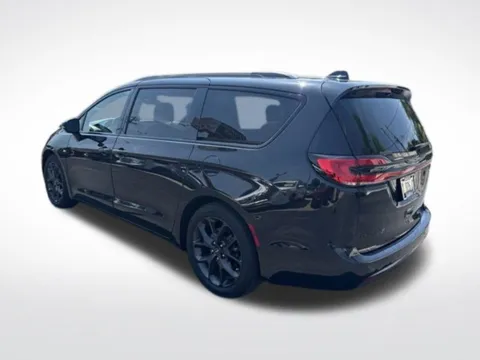 More photos of 2021 Chrysler Pacifica Touring at Diamond Jim's Motor Cars, WI