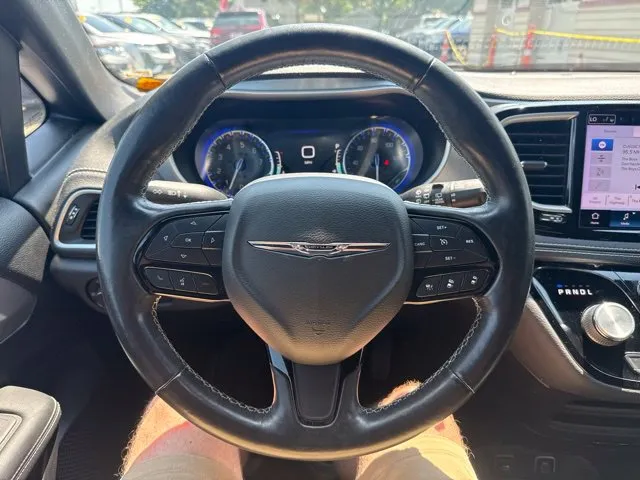 Chrysler Pacifica photo 24