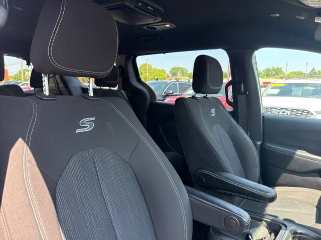 Chrysler Pacifica photo 22