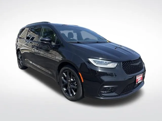 Black 2021 Chrysler Pacifica Touring for sale in Milwaukee, WI