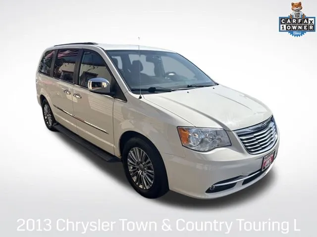 2013 Chrysler Town & Country Touring-L's photo