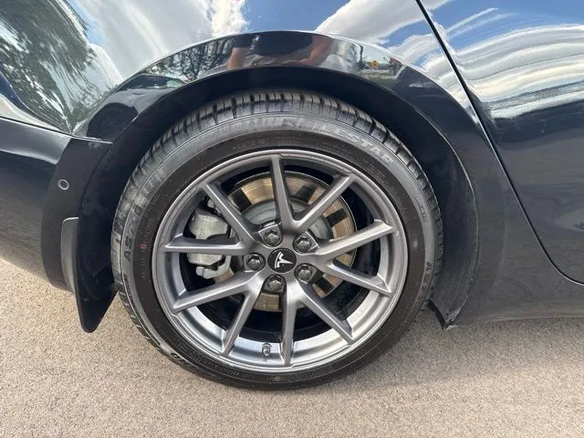 Tesla Model 3 photo 18