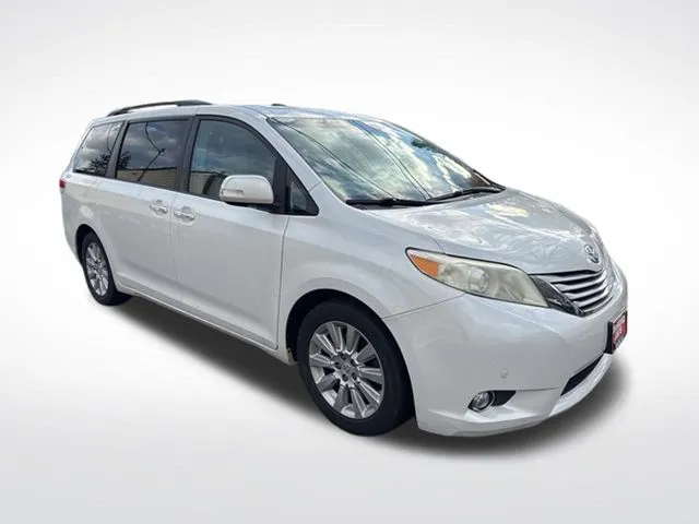 White 2013 Toyota Sienna Limited for sale in Milwaukee, WI