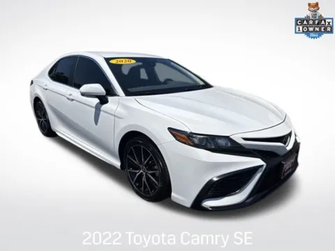 White 2022 Toyota Camry SE for sale in Milwaukee, WI