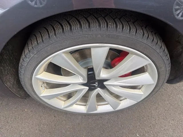 Tesla Model 3 photo 10