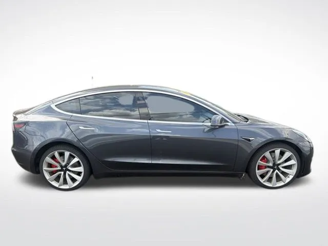 Tesla Model 3 photo 6