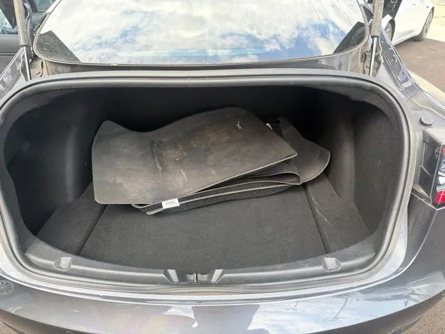 Tesla Model 3 photo 17