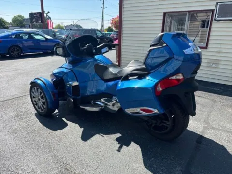 More photos of 2018 Can-Am Spyder at Diamond Jim's Motor Cars, WI