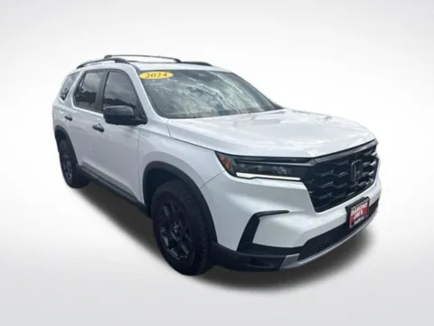 White 2024 Honda Pilot TrailSport for sale in Milwaukee, WI