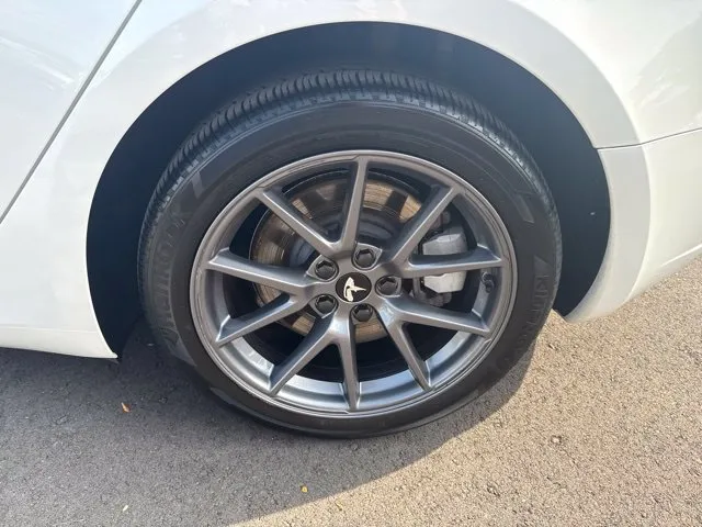 Tesla Model 3 photo 15