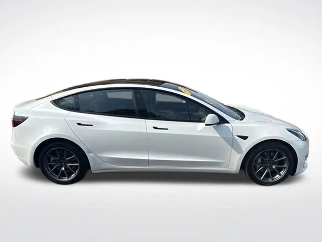 Tesla Model 3 photo 2