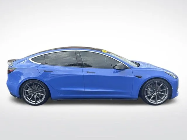 Tesla Model 3 photo 2
