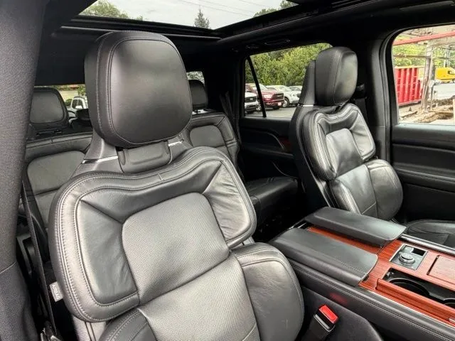 Lincoln Navigator L photo 32