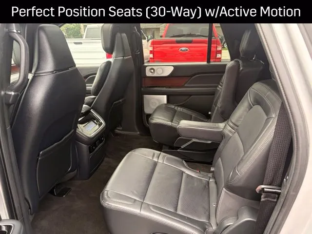 Lincoln Navigator L photo 23