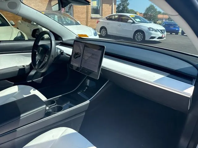 Tesla Model 3 photo 20