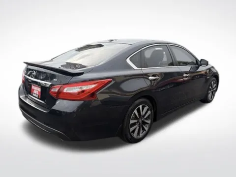 Another view of 2016 Nissan Altima 2.5 SL for sale in Milwaukee, WI at Diamond Jim's Motor Cars