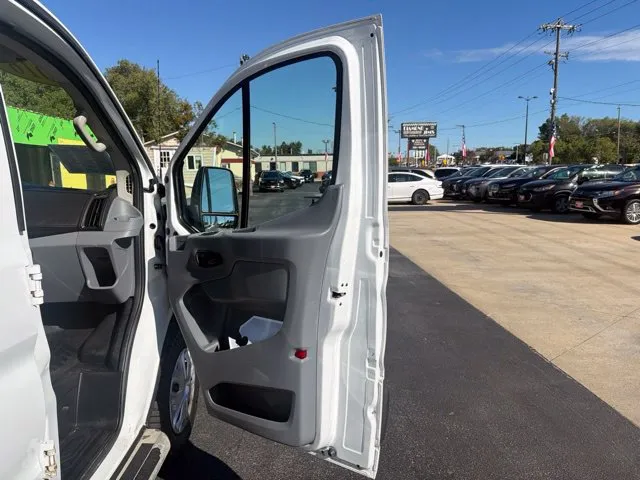 Ford Transit-250 photo 21