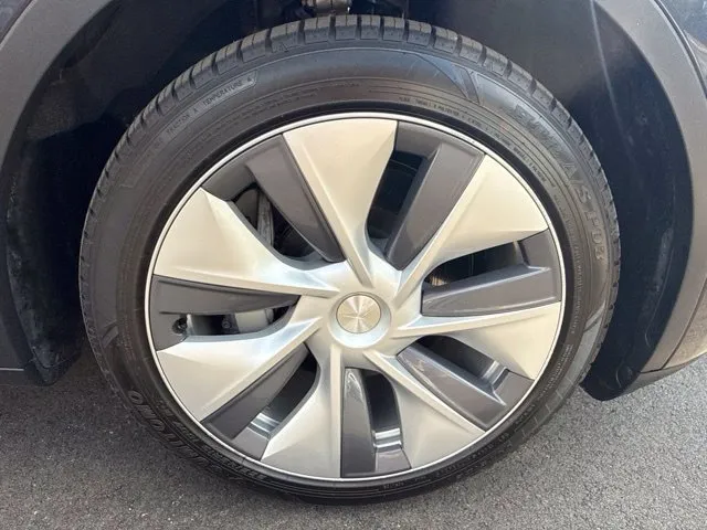 Tesla Model Y photo 23