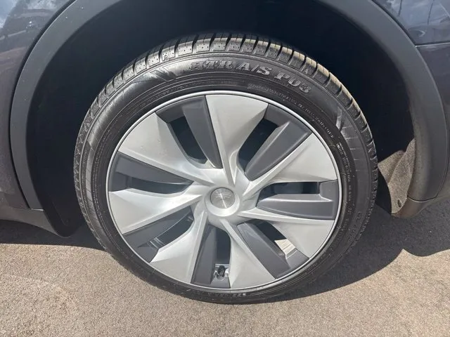 Tesla Model Y photo 16