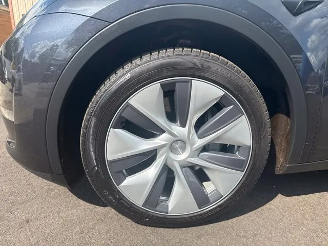Tesla Model Y photo 9