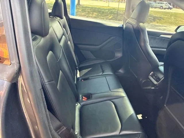 Tesla Model Y photo 19