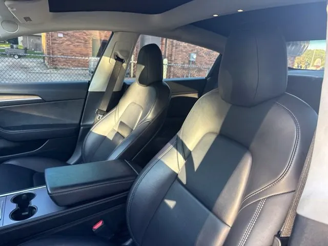 Tesla Model 3 photo 10