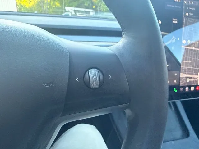 Tesla Model Y photo 27