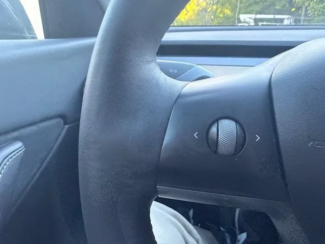 Tesla Model Y photo 26