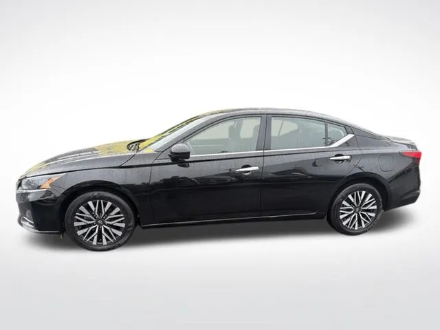 Nissan Altima photo 2