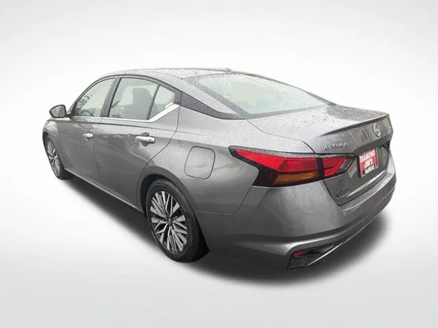 Nissan Altima photo 3