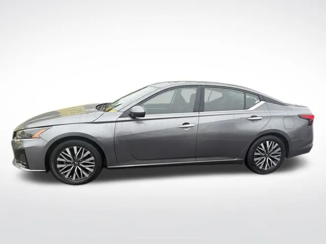 Nissan Altima photo 2