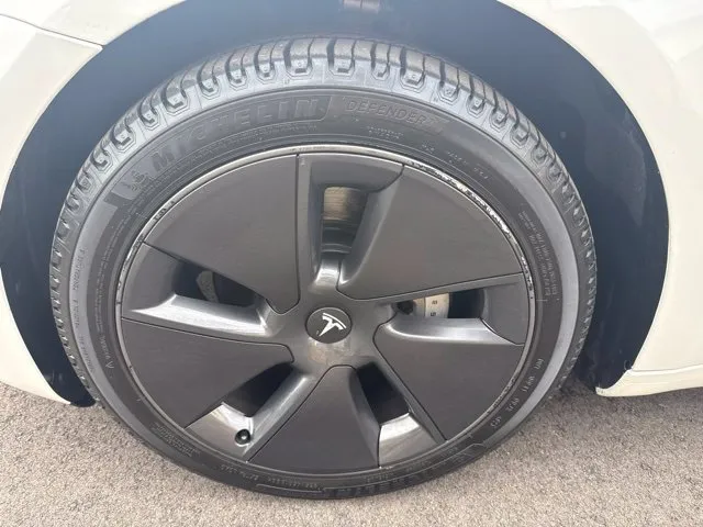 Tesla Model 3 photo 9