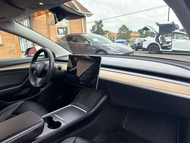 Tesla Model 3 photo 19
