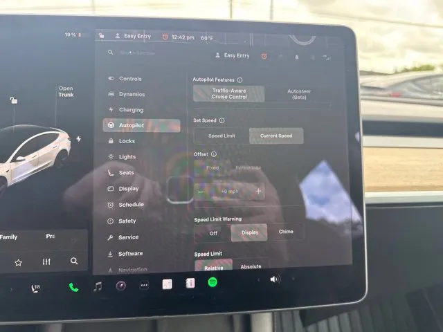 Tesla Model 3 photo 28
