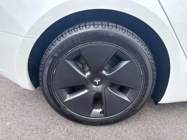Tesla Model 3 photo 17