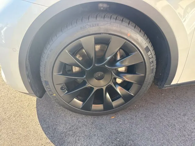 Tesla Model Y photo 9