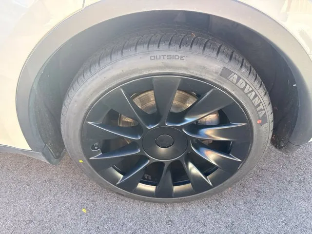 Tesla Model Y photo 15