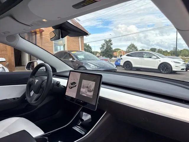 Tesla Model 3 photo 19