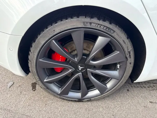 Tesla Model 3 photo 17