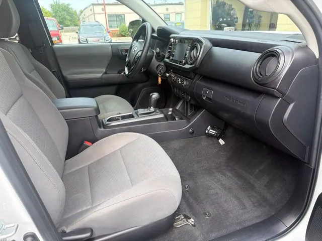 Toyota Tacoma photo 24