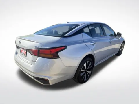 More photos of 2021 Nissan Altima 2.5 SV at Diamond Jim's Motor Cars, WI